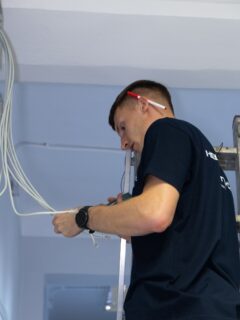 📢 Rozpoczęliśmy kolejne zlecenie – tym razem w Szkole Podstawowej NR 1 w Łańcucie

Zespół HELPO Network rozpoczął modernizację infrastruktury sieciowej w jednej z najstarszych szkół w regionie. Zakres naszych prac obejmuje m.in.:

🔧 korytowanie i prowadzenie nowego okablowania,
📹 montaż kamer monitoringu BCS,
📶 instalację punktów dostępowych TP-Link Omada,
🗄️ montaż i konfigurację szafy rack z UPS-em, switchami TP-Link oraz serwerem i pozostałym sprzętem sieciowym.

Naszym celem jest stworzenie nowoczesnej, stabilnej i bezpiecznej infrastruktury IT, która będzie służyć uczniom i kadrze przez wiele lat. 🚀

Trzymajcie kciuki – niebawem pokażemy efekty! 💪

#HELPO #ITinfrastruktura #modernizacja #sieci #LAN #szkola #Łańcut #TPLink #BCS #Omada #rack #monitoring #projektyHELPO