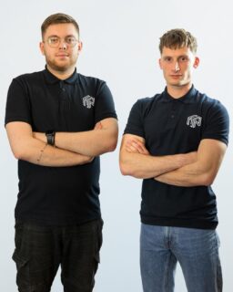 Poznajcie założycieli HELPO 💙

HELPO Network tworzymy jako inżynierowie z wieloletnim, praktycznym doświadczeniem w IT. Firmę rozwijamy od blisko dwóch lat, natomiast w branży technologicznej działamy już prawie dekadę. Pracujemy zarówno w sektorze prywatnym, jak i państwowym, dlatego dobrze rozumiemy, jak wygląda IT od środka, z jego ograniczeniami, procedurami i realnymi potrzebami firm.

Co ważne, obaj jesteśmy inżynierami i choć mamy określone role, w codziennej pracy nasze kompetencje i obowiązki naturalnie się przeplatają. Dzięki temu patrzymy na projekty zarówno strategicznie, jak i bardzo technicznie.

👉🏻 Paweł Surmacz
Właściciel HELPO. Odpowiada za kierunek rozwoju firmy, wizję i decyzje biznesowe. Jako inżynier aktywnie uczestniczy również w projektach technicznych, dbając o to, aby rozwiązania były nie tylko dobrze zaprojektowane, ale też sensowne z punktu widzenia biznesu i użytkownika.

👉🏻 Krzysztof Rygalik
Współwłaściciel odpowiedzialny za technologię i architekturę rozwiązań. Czuwa nad jakością wdrożeń, bezpieczeństwem i stabilnością systemów. Również od strony inżynierskiej wspiera decyzje strategiczne, pomagając przekładać potrzeby biznesowe na konkretne rozwiązania IT.

🤝🏻Razem tworzymy HELPO jako duet inżynierów, w którym strategia i technologia wzajemnie się uzupełniają, a role nie są sztywne, tylko dopasowane do realnych potrzeb projektu i klienta.