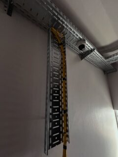 Trwa montaż koryt kablowych - jednego z kluczowych etapów przygotowania serwerowni.

To na tym etapie tworzymy uporządkowaną przestrzeń dla przyszłego okablowania.

Dbamy o
✔️ estetykę i porządek prowadzenia tras
✔️ odpowiednią separację przewodów
✔️ łatwy dostęp serwisowy
✔️ przygotowanie pod przyszłą rozbudowę

#serwerownia #datacenter #okablowanie #ITinfrastructure #network