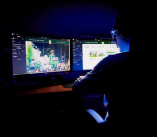 Ile klientów tracisz przez swoją stronę… i nawet o tym nie wiesz?

Klikają. Wchodzą. I po chwili wychodzą. 
Bo coś działa za wolno. Bo coś nie działa wcale. Bo coś po prostu irytuje.

Nie dostajesz feedbacku. Dostajesz ciszę.

A problem rzadko leży wyłącznie w „designie”. 
Najczęściej to wydajność, błędy, brak optymalizacji i technologiczne kompromisy, które wychodzą dopiero po czasie.

Dlatego podchodzimy do projektowania kompleksowo od technologii, przez UX, aż po warstwę wizualną. 
Tworzymy nie tylko kod, ale też grafikę i spójną oprawę zdjęciową, które wspierają odbiór i wiarygodność marki.

Dobra strona nie zwraca na siebie uwagi. 
Po prostu działa: szybko, stabilnie i bez tarcia.

I dokładnie tak ją projektujemy.

#webdesign #stronyinternetowe