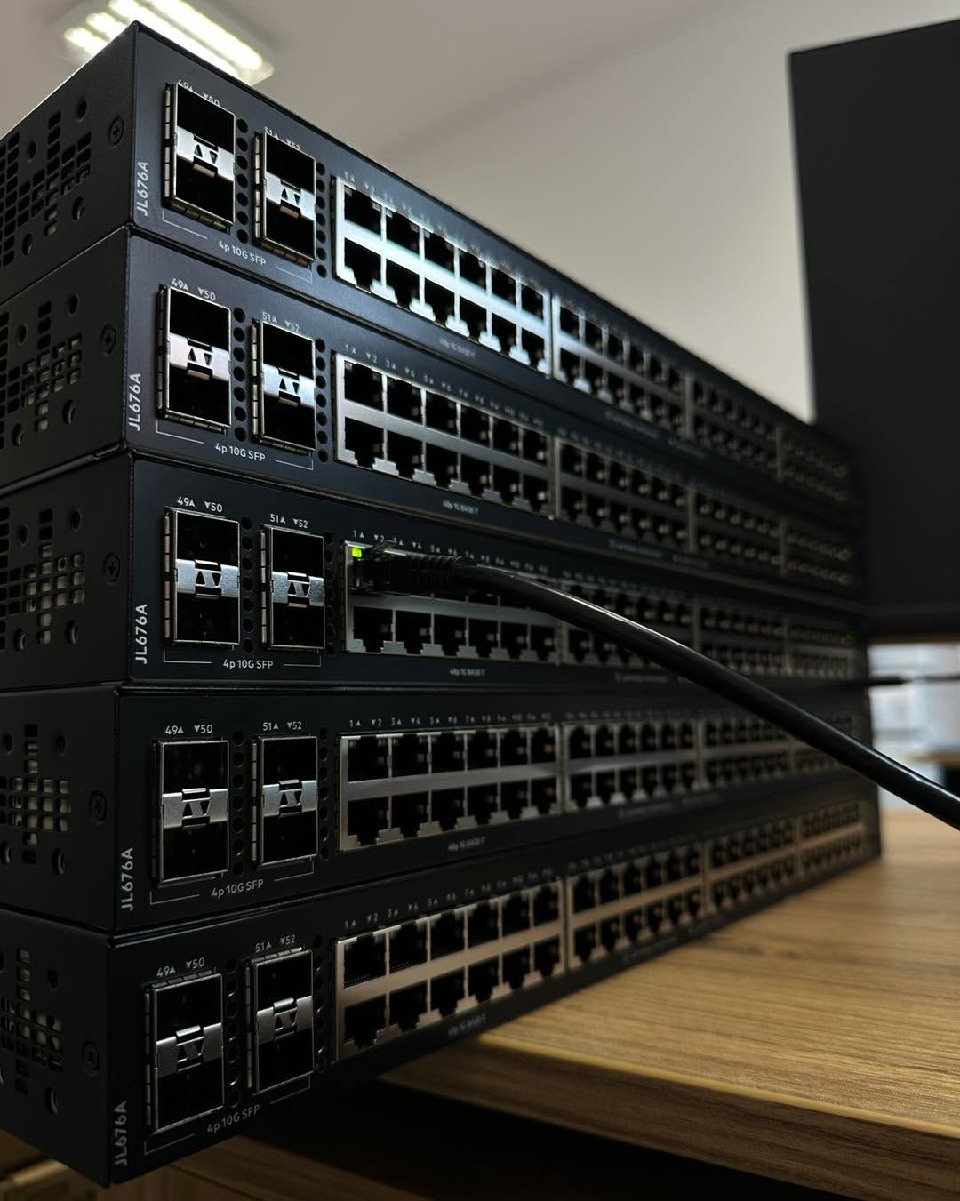 Warstwa dostępowa sieci.
5 przełączników Aruba JL676A.

English below:
Network access layer.
5 Aruba JL676A switches

#itinfrastructure #switching #hpe #arubanetworks #network