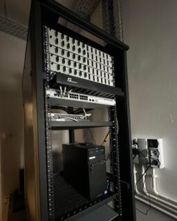 Trwają prace nad infrastrukturą sieciową. Na zdjęciach m.in. patch panele, PPD, okablowanie DAC oraz wkładki SFP+ przygotowywane do wdrożenia i dalszej konfiguracji środowiska.

ENG BELOW

Network infrastructure work is currently in progress. The photos show patch panels, PPDs, DAC cabling, and SFP+ modules being prepared for deployment and further environment configuration.