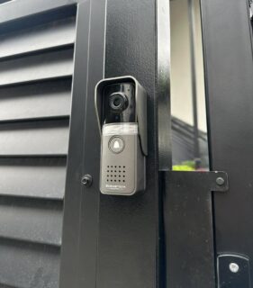 Tym razem montaż wideodomofonu z możliwością odbierania połączeń i otwierania bramy z poziomu aplikacji w telefonie.

Przy okazji zajęliśmy się automatyką bramy ponownie zaprogramowaliśmy centralę i poprawiliśmy jej działanie.

#HELPOTechnology #OnePartnerforAllYourITNeeds
#helponetwork