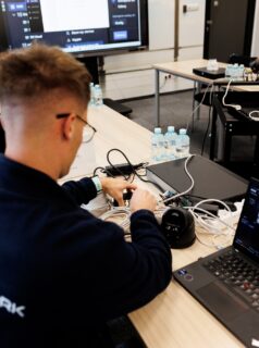 W ubiegły piątek trzy osoby z naszego zespołu wzięły udział w szkoleniu BCS Line w Warszawie. 📍🎓

Podczas warsztatów pracowaliśmy bezpośrednio na urządzeniach BCS. Konfigurowaliśmy rejestratory i kamery, ustawialiśmy adresację sieciową, dodawaliśmy kamery IP do NVR oraz sprawdzaliśmy poprawność działania całego systemu. 📹💻

Była też część dotycząca funkcji inteligentnych. Testowaliśmy m.in. przekroczenie linii i wtargnięcie w obszar, ustawialiśmy harmonogramy nagrywania i sprawdzaliśmy, czy wywołane zdarzenia są prawidłowo zapisywane przez rejestrator. Przećwiczyliśmy również obsługę systemu z poziomu aplikacji mobilnej BCS Line oraz przywracanie urządzeń do ustawień fabrycznych. ⚙️

Na co dzień montujemy sprzęt BCS, dlatego takie szkolenie pozwoliło nam lepiej poznać możliwości urządzeń, z którymi pracujemy przy naszych instalacjach. 🔧

Po szkoleniu mieliśmy również okazję porozmawiać z przedstawicielami BCS i zobaczyć firmę od środka. Był to też dobry moment, żeby porozmawiać o naszej dalszej współpracy. 🤝

Dziękujemy za spotkanie i przekazaną wiedzę! 👋

________
#helponetwork #monitoring #bcskamery #producent #szkolenie