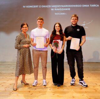 Nasze działania nie koncentrują się wyłącznie na IT. Misja naszej firmy jest jasno ukierunkowana. Tworzymy środowisko, dzięki któremu możemy świadczyć realne wsparcie, wykraczające poza obszar naszej działalności, niosąc pomoc także innym. Z dumą wspieramy najmłodszych w rozwijaniu ich pasji sportowych, w tym w odkrywaniu przygody z tańcem.

Od lewej: Dyrektor GOKiC w Rakszawie Agnieszka Rzepka, Paweł Surmacz, Instruktorka tańca grup Flesz i Mały Flesz Wiktoria Panek, Krzysztof Rygalik.

fot. Sebastian Golonka - @sebgo_photo_