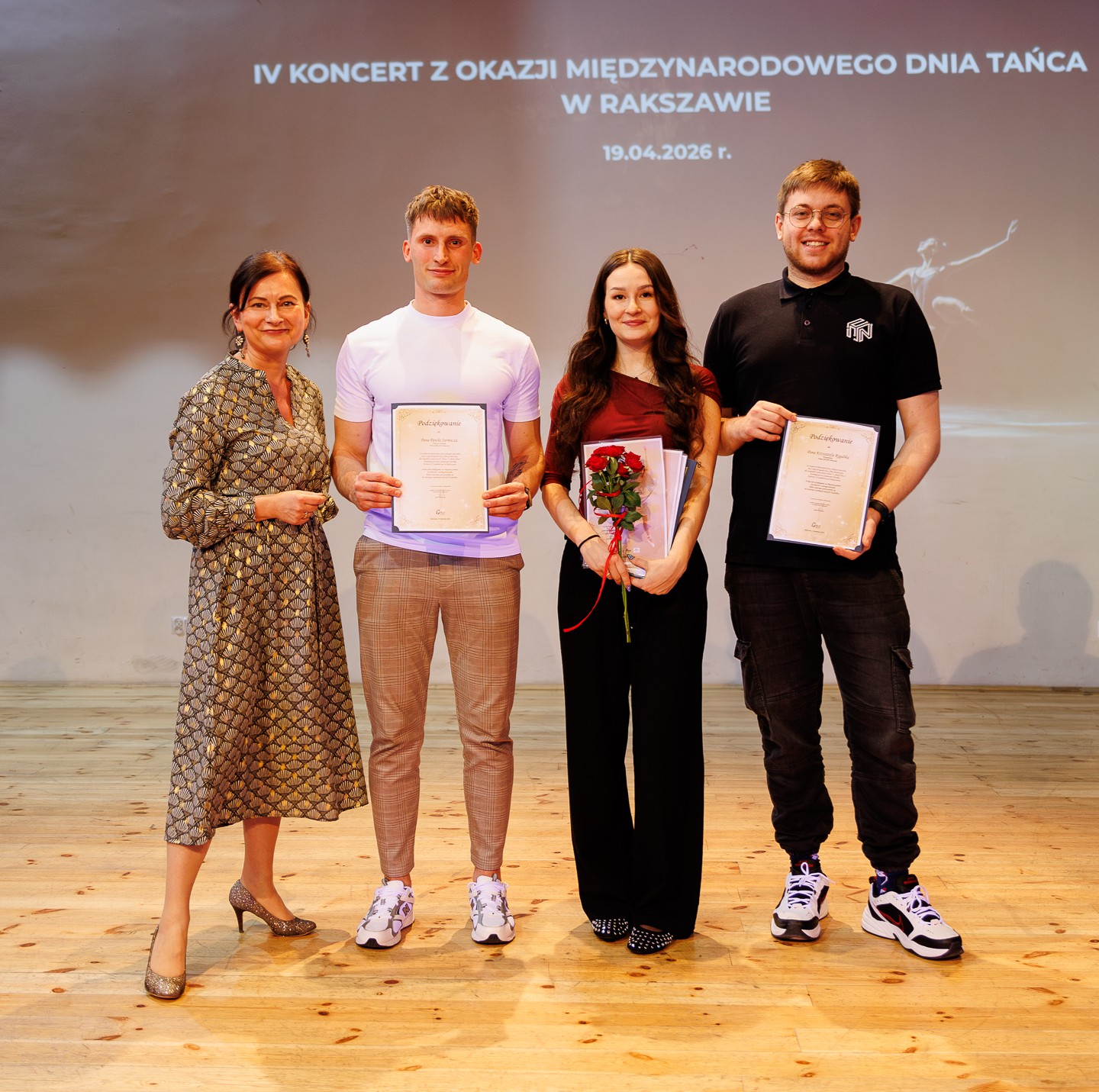 Nasze działania nie koncentrują się wyłącznie na IT. Misja naszej firmy jest jasno ukierunkowana. Tworzymy środowisko, dzięki któremu możemy świadczyć realne wsparcie, wykraczające poza obszar naszej działalności, niosąc pomoc także innym. Z dumą wspieramy najmłodszych w rozwijaniu ich pasji sportowych, w tym w odkrywaniu przygody z tańcem.

Od lewej: Dyrektor GOKiC w Rakszawie Agnieszka Rzepka, Paweł Surmacz, Instruktorka tańca grup Flesz i Mały Flesz Wiktoria Panek, Krzysztof Rygalik.

fot. Sebastian Golonka - @sebgo_photo_