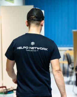 W ubiegłym tygodniu nasz zespół pracował nad modernizacją infrastruktury sieciowej w Zespole Szkół Społecznych nr 2 w Rzeszowie.

Zrealizowane prace:
✅ Korytowanie i okablowanie I piętra
✅ Montaż gniazd RJ-45
✅ Wykonanie pionu kablowego
✅ Prace wykończeniowe

Przed nami kolejny etap – parter, montaż szafy rack z przełącznikiem sieciowym oraz konfiguracja infrastruktury.
Krok po kroku budujemy nowoczesne środowisko sieciowe! 💪

#HELPO #IT #Sieć #Rzeszów #Modernizacja #NowoczesnaSzkoła