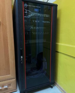 🎯 Modernizacja infrastruktury sieciowej w Zespole Szkół Społecznych nr 2 w Rzeszowie zakończona!

Za nami ostatni etap prac, w ramach którego wykonaliśmy kompletną instalację i konfigurację nowoczesnej sieci teletechnicznej.

Podsumowanie:
✅ Montaż i uruchomienie szafy RACK z wyposażeniem (patchpanele, listwa zasilająca, switch TP-Link TL-SG3452)
✅ Ułożenie i zakończenie ponad 1700 m okablowania strukturalnego kat. 6
✅ Montaż 26 gniazd RJ-45 oraz koryt kablowych
✅ Konfigurację urządzeń aktywnych i testy całej infrastruktury
✅ Opracowanie dokumentacji technicznej instalacji

Dzięki modernizacji szkoła zyskała stabilne, wydajne i przyszłościowe środowisko sieciowe, gotowe do obsługi współczesnych potrzeb edukacyjnych.

📞 725 532 755
📧 biuro@helponetwork.pl
🌐 www.helponetwork.pl