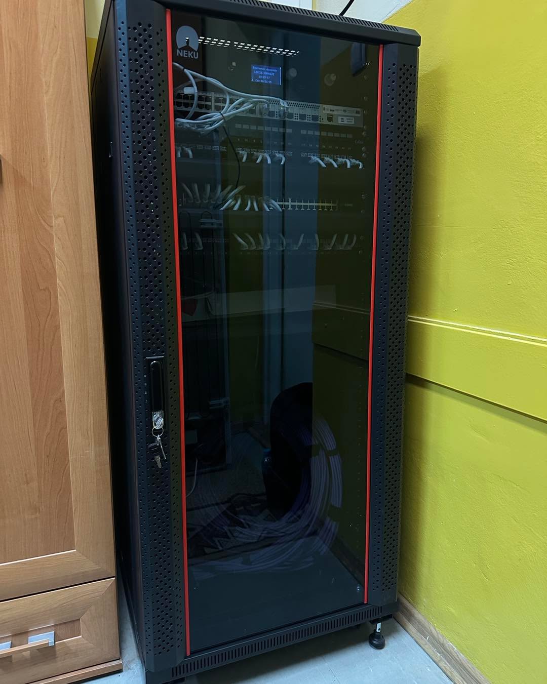 🎯 Modernizacja infrastruktury sieciowej w Zespole Szkół Społecznych nr 2 w Rzeszowie zakończona!

Za nami ostatni etap prac, w ramach którego wykonaliśmy kompletną instalację i konfigurację nowoczesnej sieci teletechnicznej.

Podsumowanie:
✅ Montaż i uruchomienie szafy RACK z wyposażeniem (patchpanele, listwa zasilająca, switch TP-Link TL-SG3452)
✅ Ułożenie i zakończenie ponad 1700 m okablowania strukturalnego kat. 6
✅ Montaż 26 gniazd RJ-45 oraz koryt kablowych
✅ Konfigurację urządzeń aktywnych i testy całej infrastruktury
✅ Opracowanie dokumentacji technicznej instalacji

Dzięki modernizacji szkoła zyskała stabilne, wydajne i przyszłościowe środowisko sieciowe, gotowe do obsługi współczesnych potrzeb edukacyjnych.

📞 725 532 755
📧 biuro@helponetwork.pl
🌐 www.helponetwork.pl