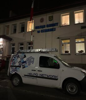 Modernizacja sieci w Urzędzie Gminy Czarna 

Nasz zespół rozpoczął kompleksowe prace nad unowocześnieniem infrastruktury sieciowej w urzędzie. W ramach projektu realizujemy m.in.:

• montaż nowej szafy RACK wraz z pełnym wyposażeniem i uporządkowaniem istniejącej infrastruktury,
• wymianę okablowania na skrętkę kategorii 6,
• wykonanie nowych połączeń światłowodowych między punktami dystrybucyjnymi,
• instalację oraz konfigurację urządzeń sieciowych, w tym przełączników i elementów aktywnych,
• reorganizację i oznakowanie tras kablowych oraz modernizację PPD.

Naszym celem jest zwiększenie stabilności, bezpieczeństwa i przepustowości sieci, aby urząd mógł pracować szybciej i bardziej niezawodnie.

Prace postępują zgodnie z planem - działamy dalej!