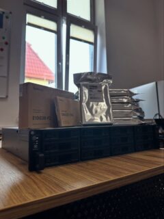 Serwer NAS od Helpo Network - po co to firmie?

Coraz więcej naszych klientów decyduje się na Synology NAS, czyli mały, cichy serwer, który robi ogromną robotę w firmie. A co dokładnie daje?

👉 Wszystkie pliki w jednym miejscu
Koniec z szukaniem dokumentów po komputerach, pendrive’ach i mailach. Wrzucasz na NAS i masz dostęp z każdego urządzenia.

👉 Bezpieczne przechowywanie
Dyski pracują w trybie RAID, więc nawet jeśli jeden padnie - dane zostają. Do tego robimy automatyczne backupy, żeby firma była chroniona na 100%.

👉 Dostęp z domu i z biura
Synology pozwala zalogować się do plików z dowolnego miejsca. Praca zdalna? Żaden problem.

👉 Twoja własna prywatna chmura
Taka jak Google Drive czy Dropbox, tylko że dane zostają u Ciebie, a nie w chmurach gigantów.

👉 Możliwości na przyszłość
NAS może też działać jako:
• mini-serwer VPN,
• system do monitoringu,
• miejsce na kopie zapasowe komputerów,
• a nawet serwer pocztowy.