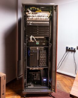 Z przyjemnością informujemy o zakończeniu modernizacji sieci komputerowej (LAN) w Urzędzie Gminy Czarna.

Projekt obejmował kompleksową przebudowę infrastruktury sieciowej, w tym dostawę i instalację urządzeń aktywnych, modernizację okablowania, wdrożenie rozwiązań światłowodowych oraz pełną konfigurację nowej sieci.

W ramach prac wykonaliśmy m.in.:
✅ montaż nowej szafy RACK wraz z osprzętem,
✅ instalację urządzeń aktywnych,
✅ ułożenie i wymianę okablowania strukturalnego,
✅ instalację koryt kablowych i gniazd,
✅ wykonanie instalacji światłowodowej,
✅ konfigurację urządzeń.

Dziękujemy Urzędowi Gminy Czarna za zaufanie i powierzenie realizacji projektu naszej firmie.
To dla nas zaszczyt wspierać samorządy w budowaniu nowoczesnej infrastruktury technologicznej.

@helponetwork - technologie, które usprawniają działanie instytucji.