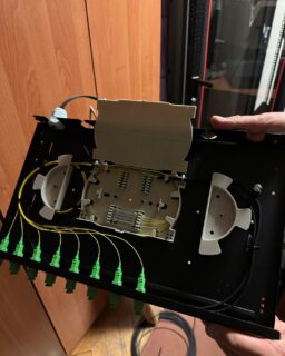 Pracujemy pełną parą nad przebudową całej sieci w Gminie Czarna. Spawanie włókien, porządkowanie patchpaneli i przygotowanie nowej infrastruktury to klucz do stabilnego i szybkiego internetu dla lokalnych instytucji.

Modernizujemy, usprawniamy, łączymy 💙!