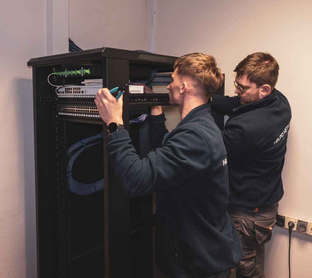 Montaż szafy RACK przez zespół HELPO