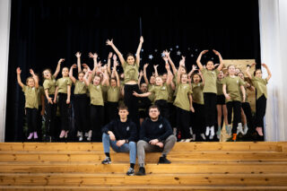 Wpadliśmy do ekipy Flesz i ich trenerki Wiktorii z małym prezentem - nowymi koszulkami od całego zespołu HELPO 👕💙.
Patrząc na to zdjęcie, chyba trafiliśmy w dziesiątkę, bo cała grupa dostała solidnych skrzydeł! 🚀✨

Ogromnie nas cieszy, że nasze wsparcie - nie tylko to techniczne - wywołało tyle radości i dało dodatkowy impuls do wznoszenia się jeszcze wyżej ⬆️.

Dzięki za niesamowitą dawkę pozytywnej energii! ⚡ Kto wie, może przy kolejnej wizycie Wiktoria nauczy nas chociaż ułamka tych figur? 😉
Jako HELPO z dumą jesteśmy częścią Waszej drogi i dbamy o to, byście zawsze mieli solidne oparcie… nawet jeśli rzadko dotykacie ziemi 😎

Dzięki za super trening!

#helponetwork #wspieramy #gupa #flesz