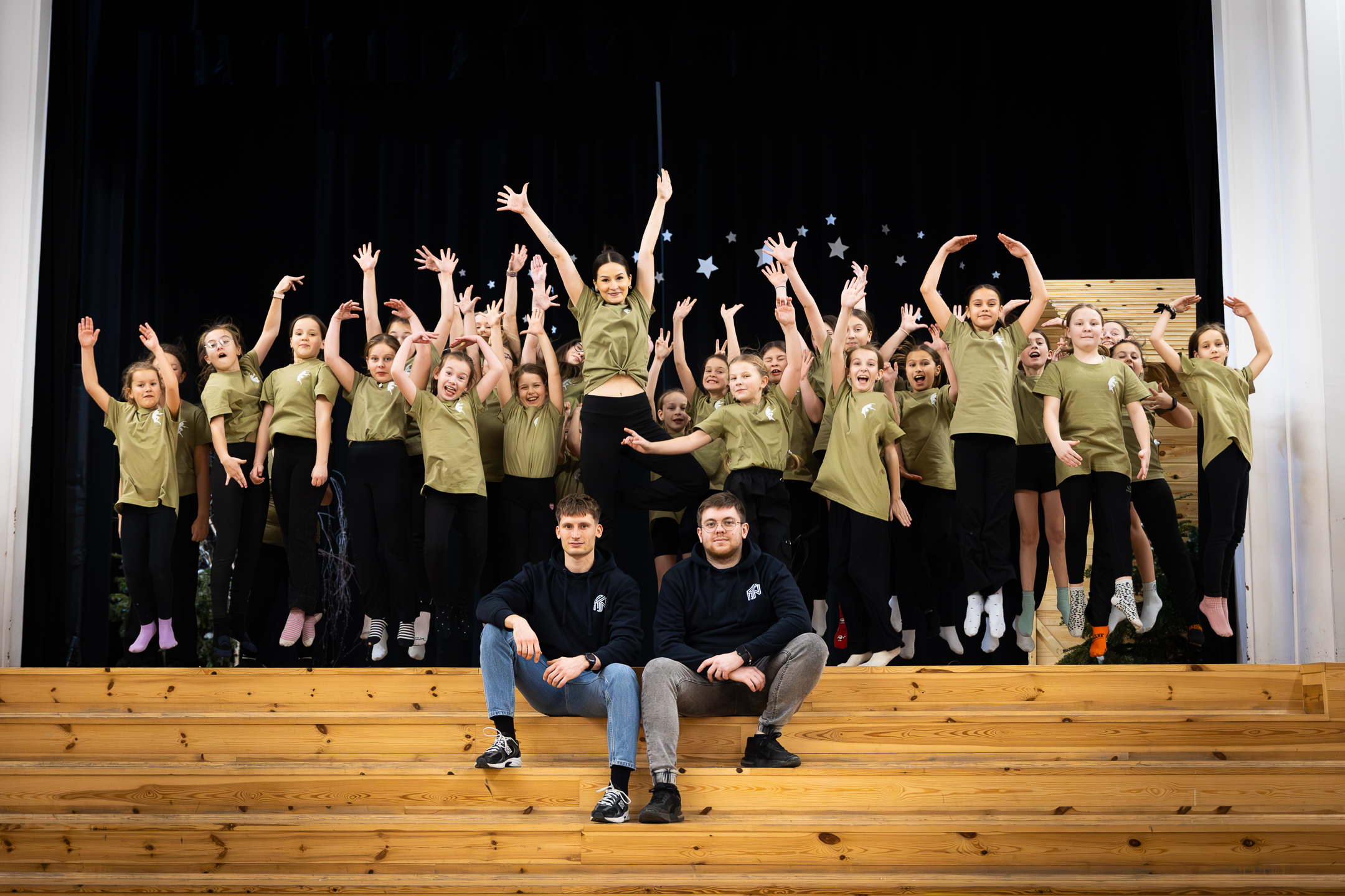 Wpadliśmy do ekipy Flesz i ich trenerki Wiktorii z małym prezentem - nowymi koszulkami od całego zespołu HELPO 👕💙.
Patrząc na to zdjęcie, chyba trafiliśmy w dziesiątkę, bo cała grupa dostała solidnych skrzydeł! 🚀✨

Ogromnie nas cieszy, że nasze wsparcie - nie tylko to techniczne - wywołało tyle radości i dało dodatkowy impuls do wznoszenia się jeszcze wyżej ⬆️.

Dzięki za niesamowitą dawkę pozytywnej energii! ⚡ Kto wie, może przy kolejnej wizycie Wiktoria nauczy nas chociaż ułamka tych figur? 😉
Jako HELPO z dumą jesteśmy częścią Waszej drogi i dbamy o to, byście zawsze mieli solidne oparcie… nawet jeśli rzadko dotykacie ziemi 😎

Dzięki za super trening!

#helponetwork #wspieramy #gupa #flesz