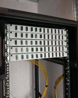 Na zdjęciach: przygotowanie patchpanelu, spawanie światłowodów i organizacja włókien w kasecie.

Co dokładnie robimy?

➡️ Precyzyjnie łączymy włókna światłowodowe przy użyciu spawarki
➡️ Układamy i zabezpieczamy je w kasecie, dbając o odpowiedni zapas i porządek
➡️ Projektujemy to tak, aby w przyszłości możliwe były dodatkowe spawy bez konieczności rozpinania już działających urządzeń
➡️ Kończymy wszystko w patchpanelu, gotowym do uruchomienia usług

To infrastruktura krytyczna między głównymi węzłami, dlatego każdy detal ma znaczenie zarówno dziś, jak i przy przyszłej rozbudowie.

#infrastruktura #IT