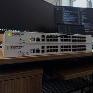 Wdrożenie: 2️⃣ × FortiGate 120G

Spec:
– NGFW + UTM stack (IPS / AV / AppControl / WebFilter)
– SSL Inspection (deep packet inspection)
– IPsec + SSL VPN
– 10G interfaces / high throughput
– routing + segmentacja sieci

Architektura:
→ HA cluster (active-passive)
→ session sync
→ automatic failover

English below ⤵️

Deployment: 2️⃣ x FortiGate 120G

Specs:
– NGFW + UTM stack (IPS / AV / Application Control / Web Filtering)
– SSL Inspection (deep packet inspection)
– IPsec + SSL VPN
– 10G interfaces / high throughput
– Routing + network segmentation

Architecture:
→ HA cluster (active-passive)
→ Session synchronization
→ Automatic failover