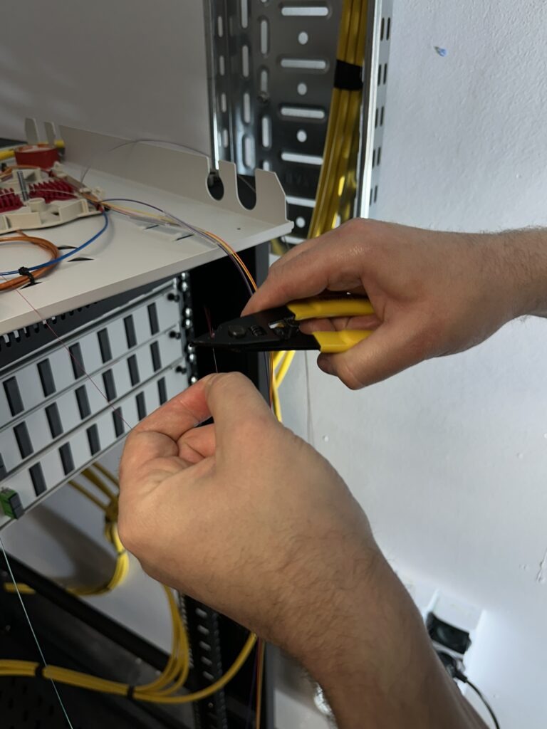 Stripowanie światłowodu