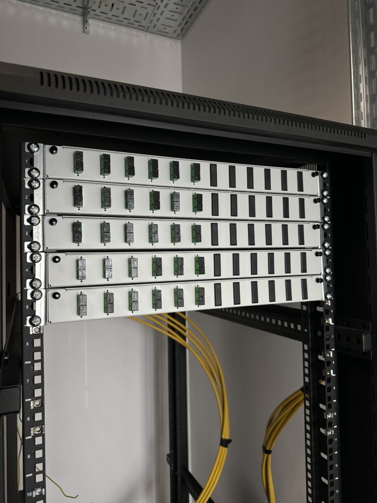 Szafa rack z przełącznicami światłowodowymi
